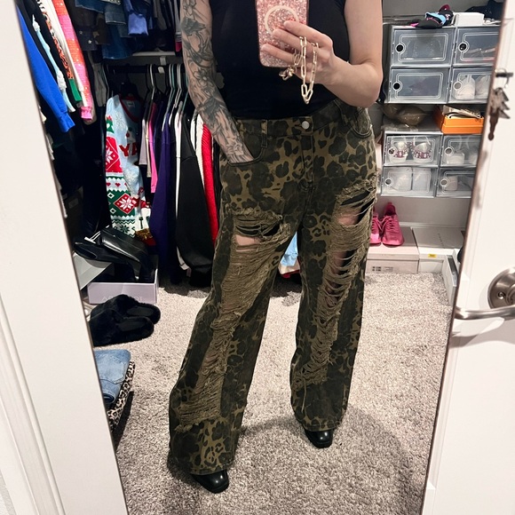 Distressed Green Camo Pants - Picture 15 of 15